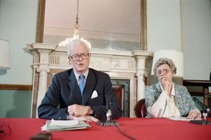 Framed Print : Foreign Secretary Douglas Hurd delivers a statement during the Gulf crisis Framed Print : Foreign Secretary Douglas Hurd delivers a statement during the Gulf crisis