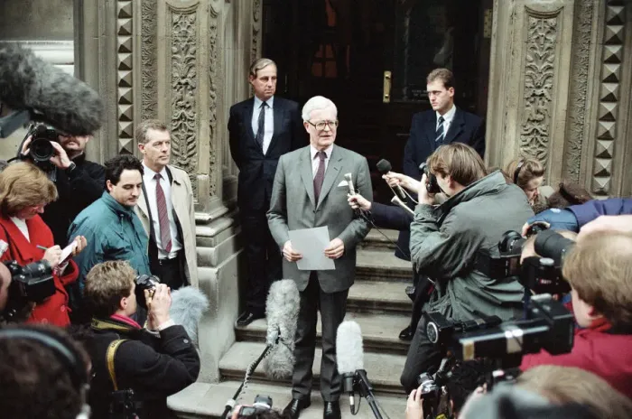 Framed Print : Foreign Secretary Douglas Hurd on the steps on the Foreign Office announcing his Framed Print : Foreign Secretary Douglas Hurd on the steps on the Foreign Office announcing his