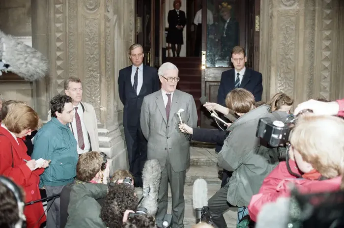 Framed Print : Foreign Secretary Douglas Hurd on the steps on the Foreign Office announcing his Framed Print : Foreign Secretary Douglas Hurd on the steps on the Foreign Office announcing his
