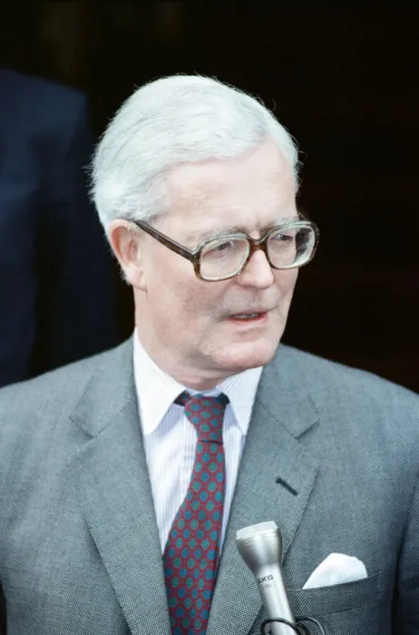 Framed Print : Foreign Secretary Douglas Hurd on the steps on the Foreign Office announcing his Framed Print : Foreign Secretary Douglas Hurd on the steps on the Foreign Office announcing his