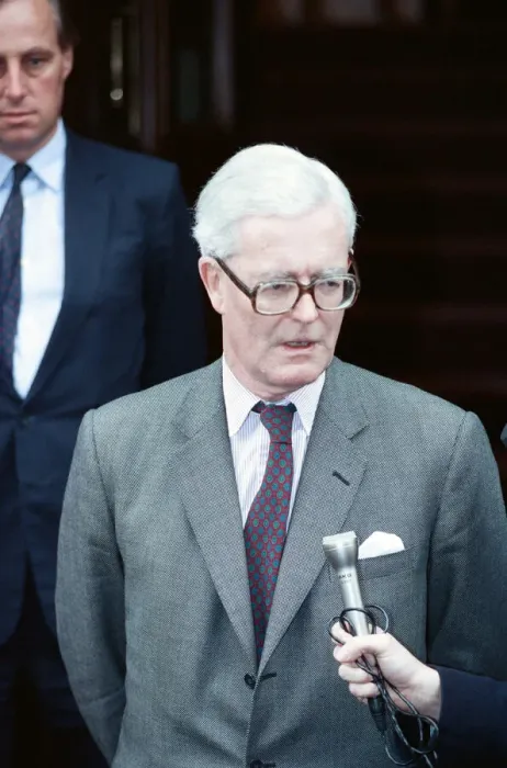 Framed Print : Foreign Secretary Douglas Hurd on the steps on the Foreign Office announcing his Framed Print : Foreign Secretary Douglas Hurd on the steps on the Foreign Office announcing his