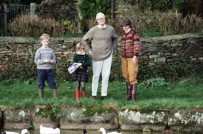 Framed Print : Foreign Secretary Douglas Hurd with his wife Judy and their children. 24th November 1990 Framed Print : Foreign Secretary Douglas Hurd with his wife Judy and their children. 24th November 1990