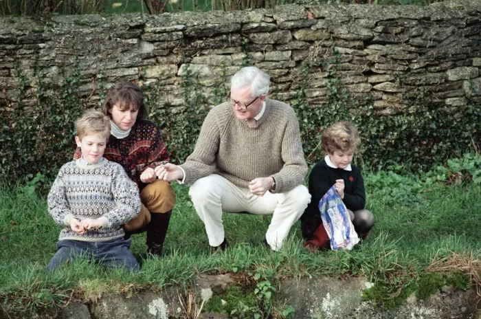 Framed Print : Foreign Secretary Douglas Hurd with his wife Judy and their children. 24th November 1990 Framed Print : Foreign Secretary Douglas Hurd with his wife Judy and their children. 24th November 1990