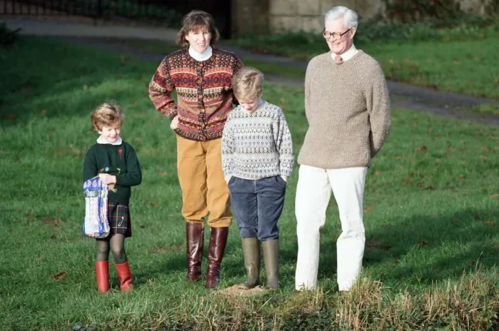 Framed Print : Foreign Secretary Douglas Hurd with his wife Judy and their children. 24th November 1990 Framed Print : Foreign Secretary Douglas Hurd with his wife Judy and their children. 24th November 1990