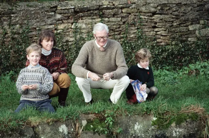 Framed Print : Foreign Secretary Douglas Hurd with his wife Judy and their children. 24th November 1990 Framed Print : Foreign Secretary Douglas Hurd with his wife Judy and their children. 24th November 1990