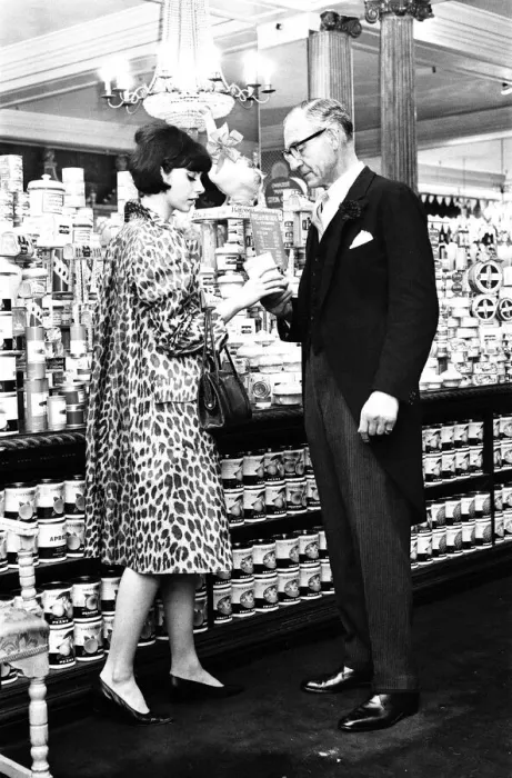 Framed Print : Fortnum & Mason Department Store, Piccadilly, Central London, 18th August 1964 Framed Print : Fortnum & Mason Department Store, Piccadilly, Central London, 18th August 1964