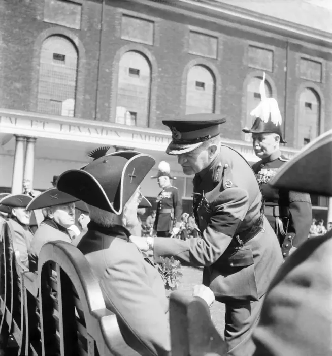 Framed Print : Founders day, Royal hospital, Chelsea. Sgt. Murphy seen here talking to Sir William