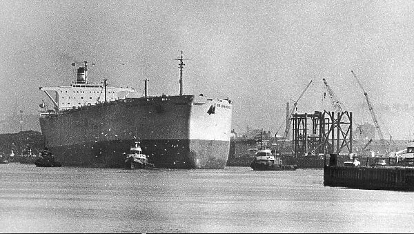 The fourth 167, 000 ton ore - bulk oil carriers Sir John Hunter completed by the Swan