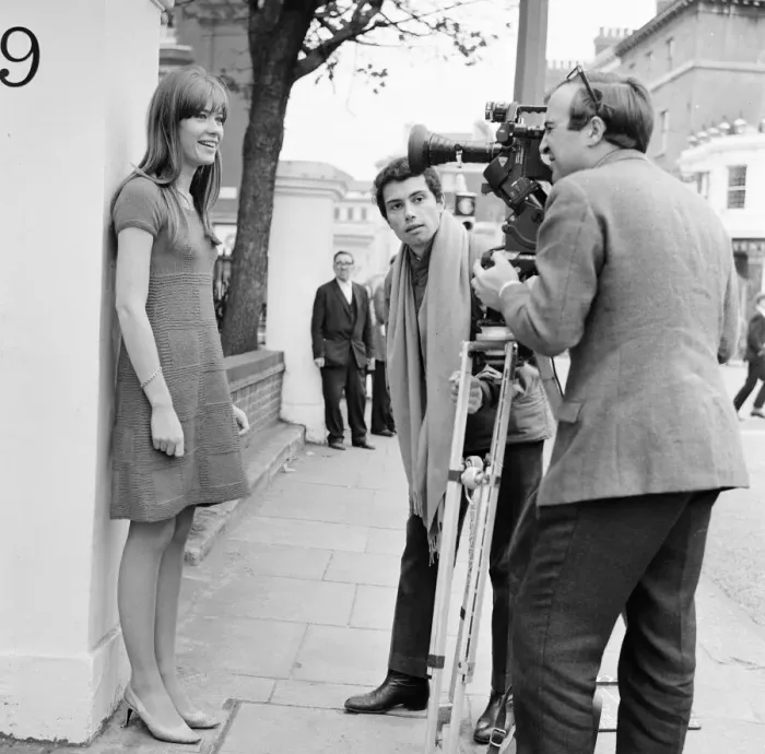 Framed Print : Francoise Hardy, french singer, filming on Exhibition Road in London, 11th October 1965
