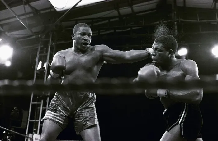 Framed Print : Frank Bruno v Tim Witherspoon in World heavyweight 1986 title in London