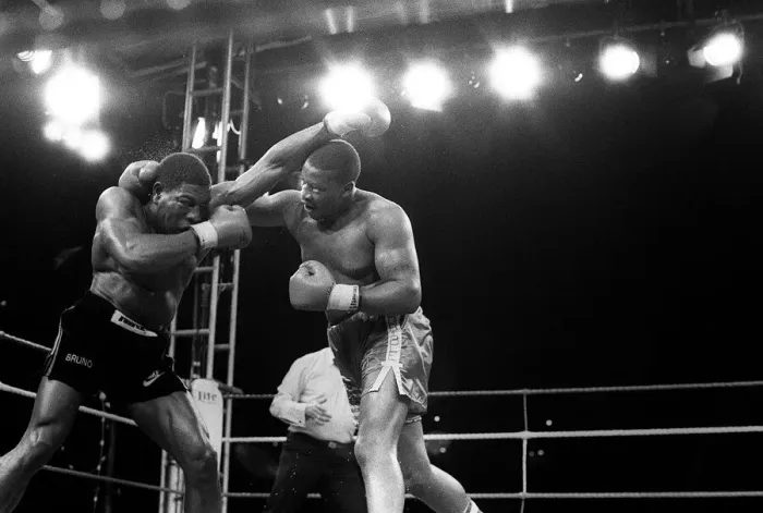 Framed Print : Frank Bruno v Tim Witherspoon in world heavyweight 1986 title in London Framed Print : Frank Bruno v Tim Witherspoon in world heavyweight 1986 title in London