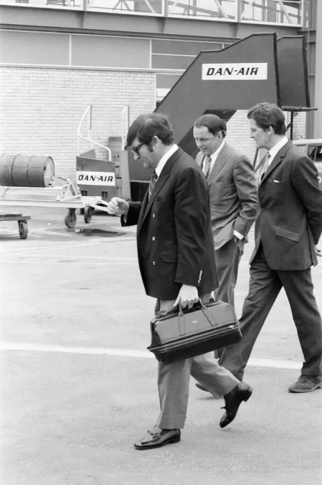 Framed Print : Frank Sinatra, pictured at London Gatwick Airport heading for Nice Framed Print : Frank Sinatra, pictured at London Gatwick Airport heading for Nice