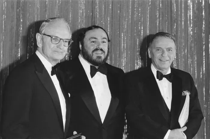 Framed Print : Frank Sinatra (Right) and tenor Luciano Pavarotti (Centre Framed Print : Frank Sinatra (Right) and tenor Luciano Pavarotti (Centre