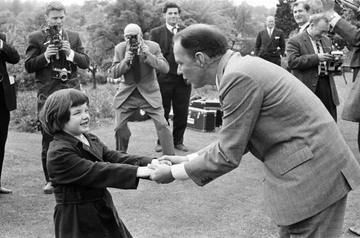 Framed Print : Frank Sinatra, visits the Sunshine Home for Blind Babies and Children at Northwood Framed Print : Frank Sinatra, visits the Sunshine Home for Blind Babies and Children at Northwood