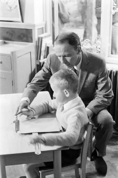 Framed Print : Frank Sinatra, visits the Sunshine Home for Blind Babies and Children at Northwood Framed Print : Frank Sinatra, visits the Sunshine Home for Blind Babies and Children at Northwood