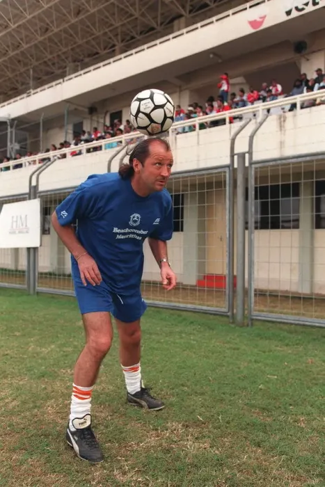 Framed Print : FRANK WORTHINGTON - EX FOOTBALLER DEMONSTRATING HIS SKILL 20 / 05 / 1996 BY BARDEN Framed Print : FRANK WORTHINGTON - EX FOOTBALLER DEMONSTRATING HIS SKILL 20 / 05 / 1996 BY BARDEN