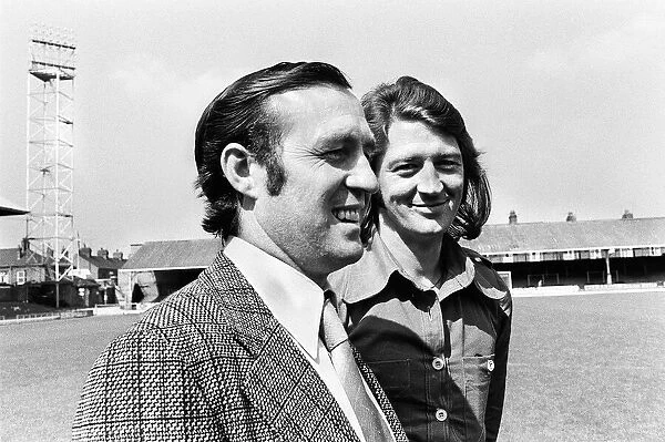 Frank Worthington at Filbert Street with his new manager Jimmy Bloomfield after signing