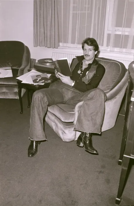 Framed Print : Frank Worthington Leicester and England footballer seen here at his Leicester flat