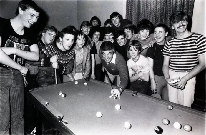 Framed Print : Frankie Vaughan with boys at Lochfield Community Centre 1968 Easterhouse playing pool