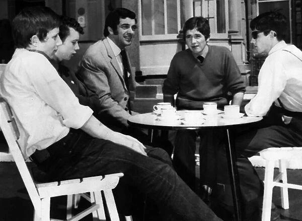 Frankie Vaughan talks with four Glasgow gang leaders who later pledged to end the gangs