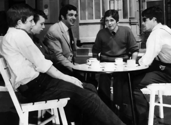 Framed Print : Frankie Vaughan talks with four Glasgow gang leaders who later pledged to end the gangs Framed Print : Frankie Vaughan talks with four Glasgow gang leaders who later pledged to end the gangs