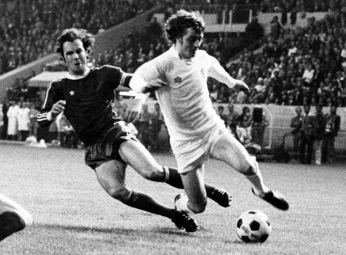 Framed Print : Franz Beckenbauer of Bayern Munich 1975 brings down Allan Clarke but no penalty