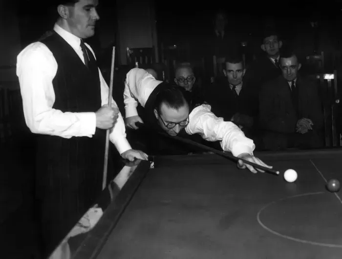 Framed Print : Fred Davis Snooker Player - Feb 1947 against Sidney Smith in the World Professional Framed Print : Fred Davis Snooker Player - Feb 1947 against Sidney Smith in the World Professional