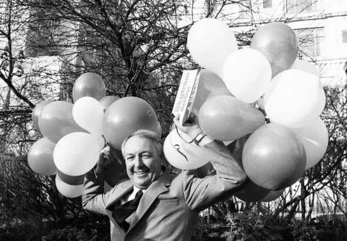 Framed Print : Freddie Laker announces his new business venture at the Savoy Hotel in London with new Framed Print : Freddie Laker announces his new business venture at the Savoy Hotel in London with new