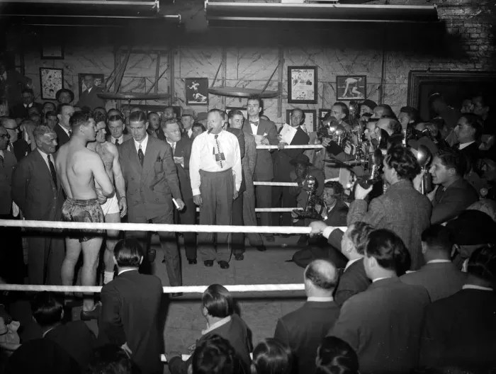 Framed Print : Freddie Mills puts on a show for the cameras at the weigh-in for the his fight with Bruce Framed Print : Freddie Mills puts on a show for the cameras at the weigh-in for the his fight with Bruce