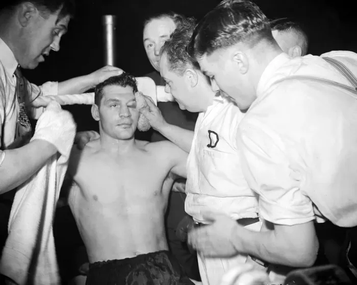 Framed Print : Freddie Mills v Bruce Woodcock in 1950 Woodcock sustaining a large cut eye for his