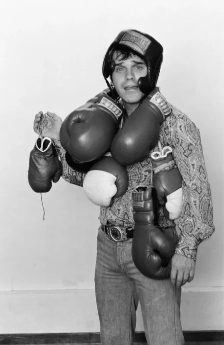 Framed Print : Freddie Starr, Comedian, pictured with boxing gloves, January 1981