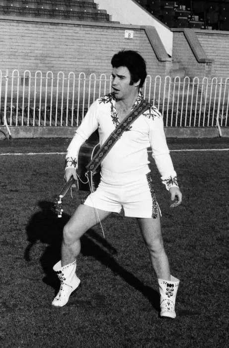 Framed Print : Freddie Starr, Comedian, at Wimbledon Football Club, to do some filming for his TV show