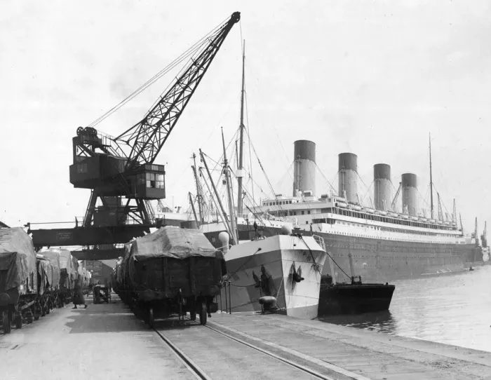 Framed Print : Freight being loaded onto Ocean Liner from train. c. 1950 English Railways