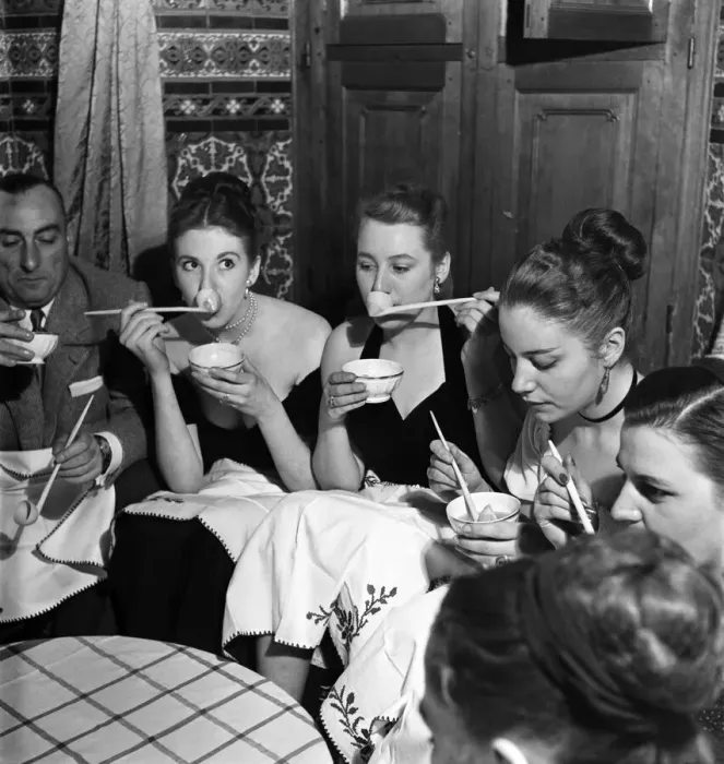 Framed Print : French actreeses enjoy the local cuisine at a restaurant in Marrakech during their visit
