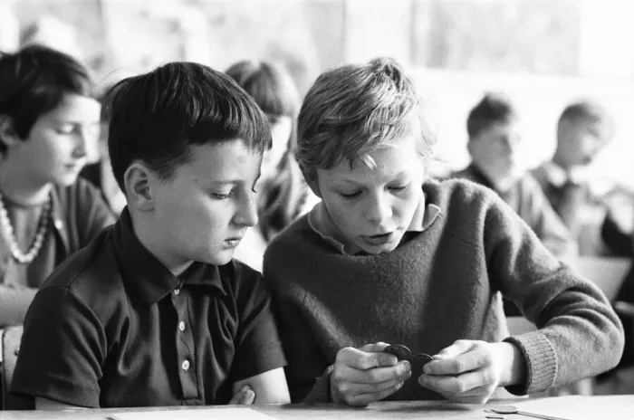 Framed Print : Forty French boys and girls aged between 9 - 11 from Boulogne are starting a Framed Print : Forty French boys and girls aged between 9 - 11 from Boulogne are starting a