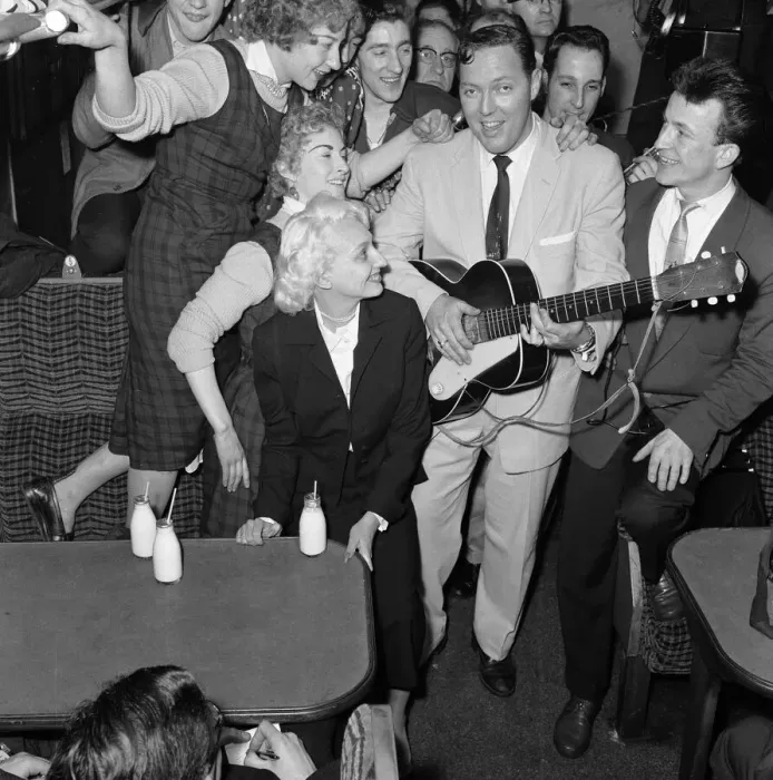 Framed Print : Frenzied scenes as American rock and roll singer Bill Haley arrives in London Framed Print : Frenzied scenes as American rock and roll singer Bill Haley arrives in London