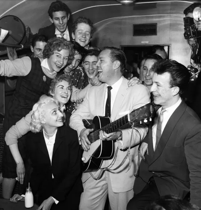 Framed Print : Frenzied scenes as American rock and roll singer Bill Haley arrives in London Framed Print : Frenzied scenes as American rock and roll singer Bill Haley arrives in London