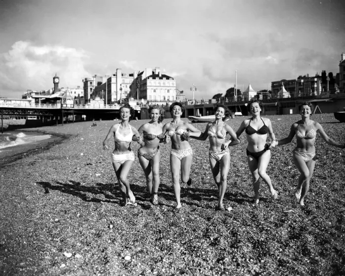 Framed Print : Friends ejoying the early spring sunshine on Brighton beach. Circa April 1952 Framed Print : Friends ejoying the early spring sunshine on Brighton beach. Circa April 1952