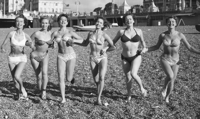 Framed Print : Friends ejoying the early spring sunshine on Brighton beach. Circa April 1952 Framed Print : Friends ejoying the early spring sunshine on Brighton beach. Circa April 1952