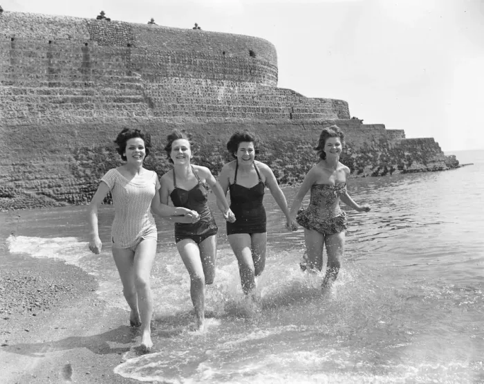 Framed Print : Friends enjoying some early summer sunshine on the south coast during the Whitsun Bank