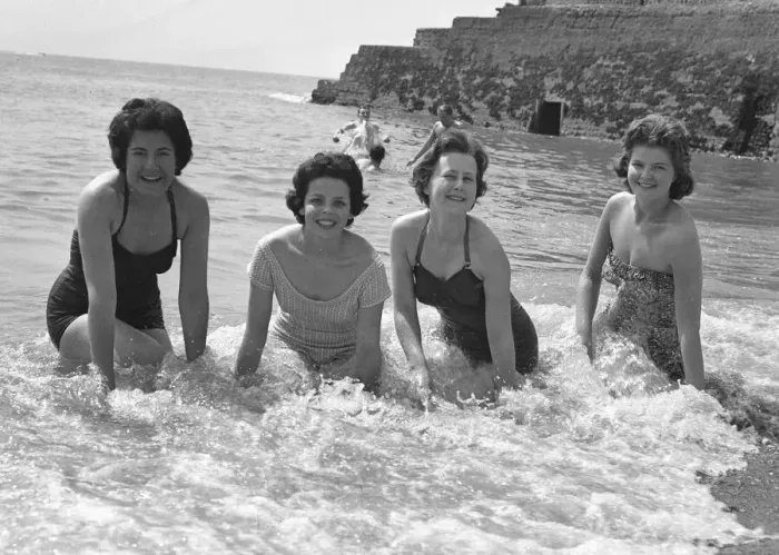Framed Print : Friends enjoying so early summer sunshine on the south coast during the Whitsun Bank Framed Print : Friends enjoying so early summer sunshine on the south coast during the Whitsun Bank