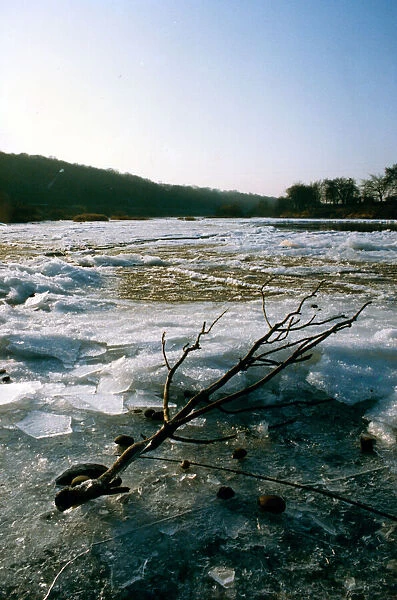 The frozen River Tyne at Prudhoe, Northumberland. January 1993