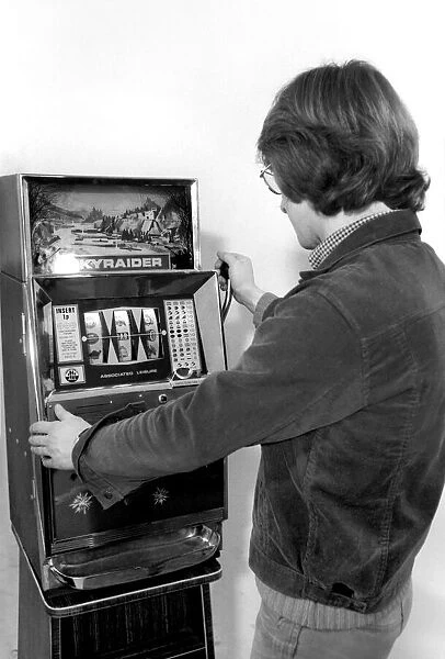 Fruit machines  /  Arcades  /  Amusements  /  Gambling. January 1975 75-00158-003