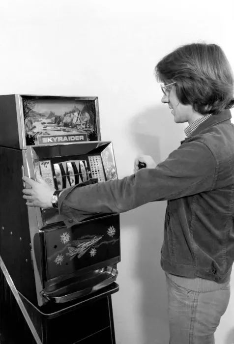 Framed Print : Fruit machines / Arcades / Amusements / Gambling. January 1975 75-00158-001 Framed Print : Fruit machines / Arcades / Amusements / Gambling. January 1975 75-00158-001