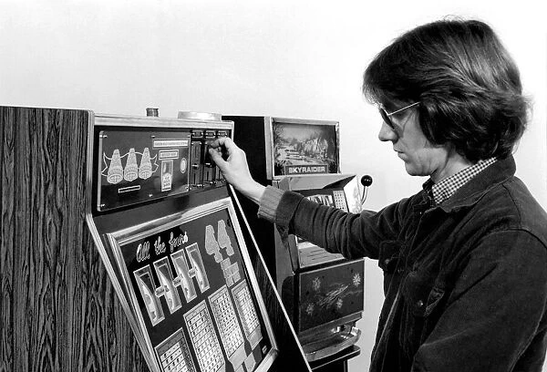 Fruit machines  /  Arcades  /  Amusements  /  Gambling. January 1975 75-00158-002