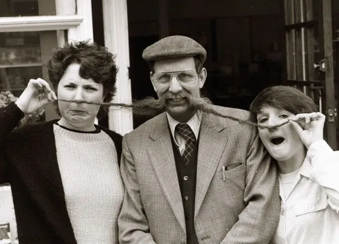 Framed Print : Fruiterer John Edwards of Wrexham North Wales with assistant Ann Owen customer Mary Kyne