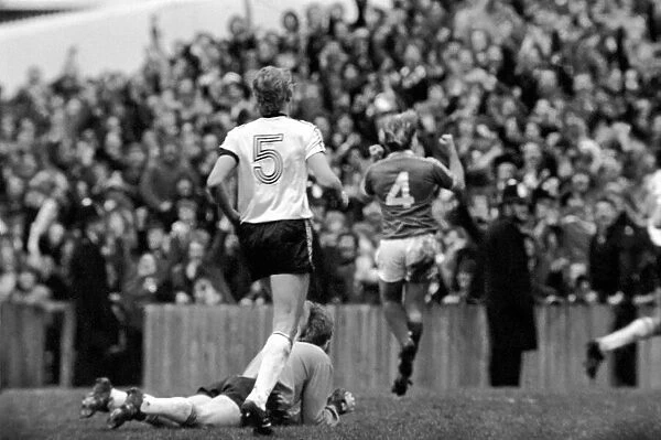 Fulham 1 v. Chelsea 2. Division 2 football. March 1980 LF02-01-004