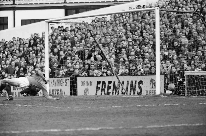 Framed Print : Fulham 3 v. Sunderland 0. 1966 League campaign. Goalkeeper Jimmy Montgemery Framed Print : Fulham 3 v. Sunderland 0. 1966 League campaign. Goalkeeper Jimmy Montgemery
