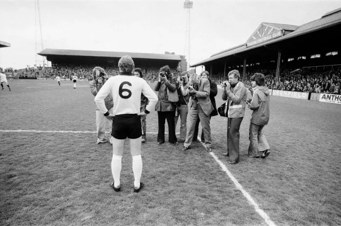 Framed Print : Fulham 6 v. Leyton Orient 1 Former England captain Bobby Moores last match