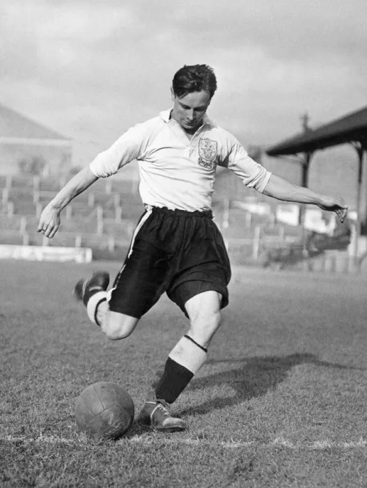 Framed Print : Fulham FC. Bedford Jezzard in training 19th August 1949 Framed Print : Fulham FC. Bedford Jezzard in training 19th August 1949